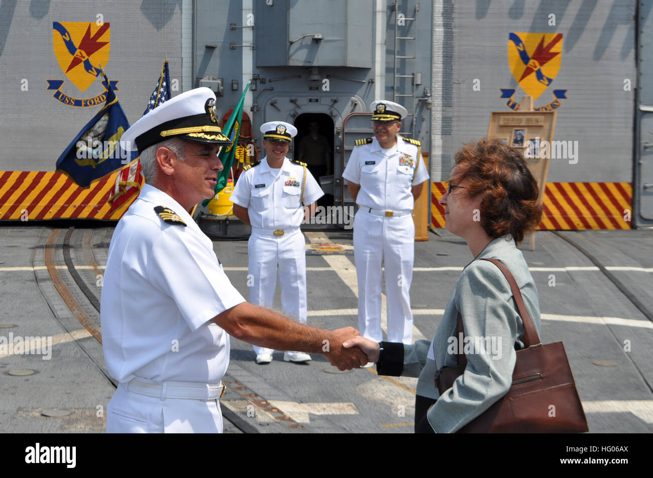 111001-N-ZZ999-636 COCHIN, Inde (oct. 1, 2011). Donald Foss, commandant de la frégate lance-missiles USS Ford (FFG 54), accueille Jennifer A. MCINTYRE, consul général du consulat des États-Unis à Chennai, Inde. (U.S. Photo par marine Technicien des systèmes d'information 1ère classe Dean/Gerali) Parution US Navy 111001-N-ZZ999-636 Cmdr. Donald Foss, commandant de la frégate lance-missiles USS Ford (FFG 54), accueille Jennifer A. MCINTYRE, cons Banque D'Images