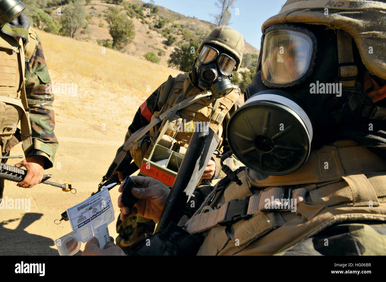 110930-N-SM578-012 FT. HUNTER LIGGETT, Californie -- Seabees affectés à la construction navale (bataillon Mobile NMCB) Quarante agents chimiques, biologiques et radiologiques (CBR) conduite de l'équipe de décontamination du personnel et du véhicule Lavage décontamination et des engins à Fort change Hunter Liggett, Californie le 30 septembre 2011. Quarante NMCB participe actuellement à son dernier exercice de formation sur le terrain (FTX) et d'évaluation avant leur prochain déploiement du Commandement du Pacifique en novembre. Le bataillon est prévue pour mettre hors service à la fin du déploiement en septembre 2012. Photo US Navy par le chef de la communication de masse SP Banque D'Images