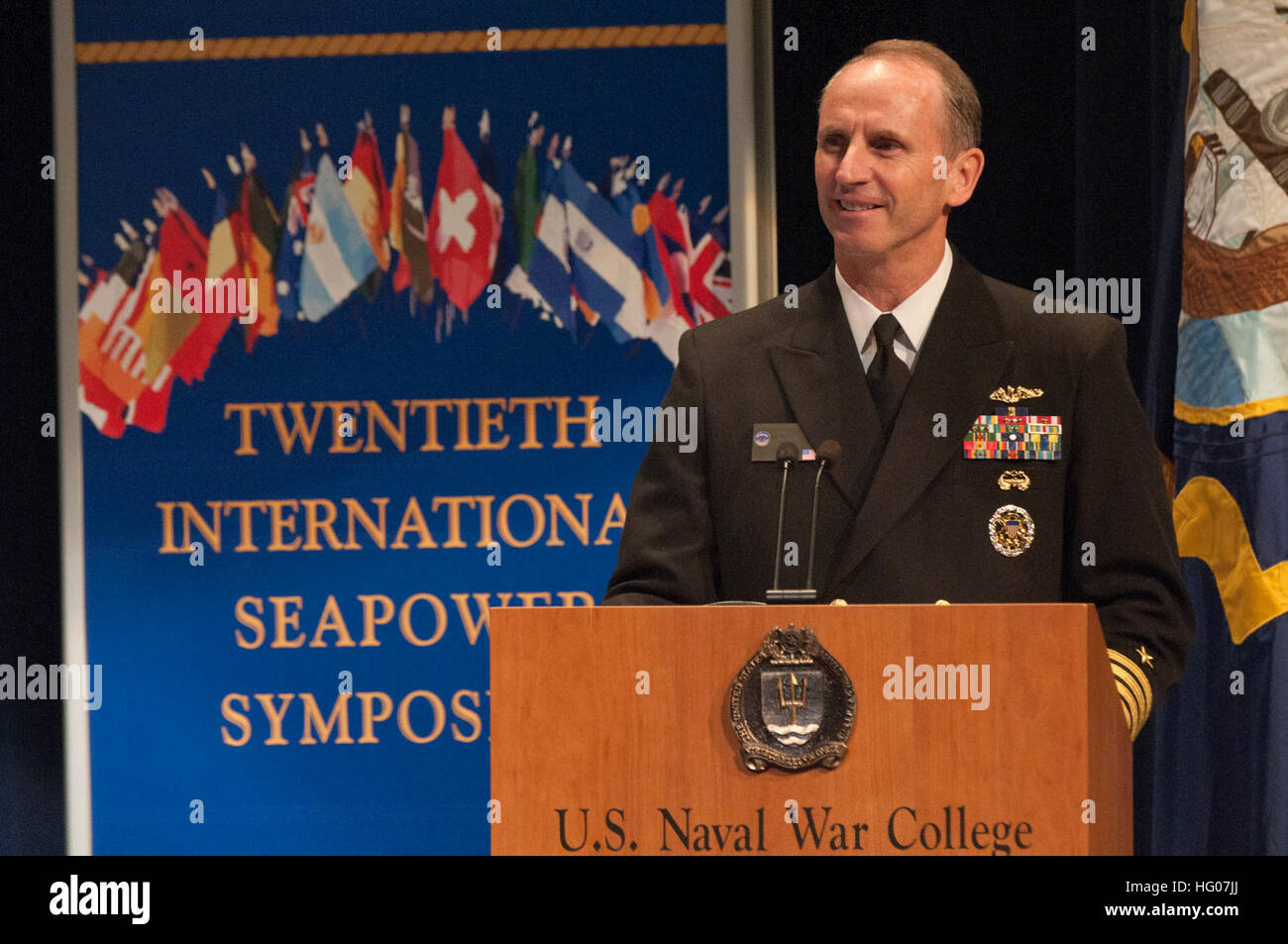 111021-N-TB118-127 NEWPORT, R.I. (Oct. 21, 2011) Le chef des opérations navales (ONC) Adm. Jonathan Greenert clôture faite de points à une délégation internationale d'officiers supérieurs de l'armée à la 20e Symposium international sur à la U.S. Naval War College. Plus de 170 officiers supérieurs de plus de 100 pays à participer au symposium, un événement biennal organisé par l'ONC. (U.S. Photo de la marine par le Premier maître de James B. Clark/libérés) US Navy 111021-N-TB118-127 Chief of Naval Operations (ONC) Adm. Jonathan Greenert clôture faite de points à une délégation internationale de cadres milit Banque D'Images