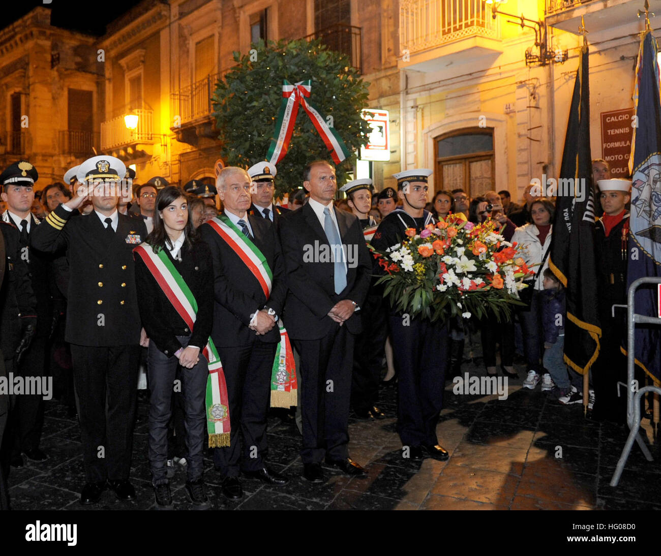 111104-N-IQ596-056 MOTTA SANT'ANASTASIA, Sicile (nov. 4, 2011). Eric Vosler, la direction de la base aéronavale de Sigonella salue durant une cérémonie de dépôt de gerbes à Motta Sant'Anastasia au cours de la Journée des Forces armées italiennes. La célébration, qui comprend une station catholique et un défilé à travers la ville avec des membres de l'armée italienne et les forces de police, les associations d'anciens combattants, et les membres du conseil de ville, est un événement annuel pour rendre hommage aux membres du service et commémore la signature de l'armistice entre l'Italie et l'Autriche. (U.S. Photo par marine Spécialiste de la communication de masse se Banque D'Images