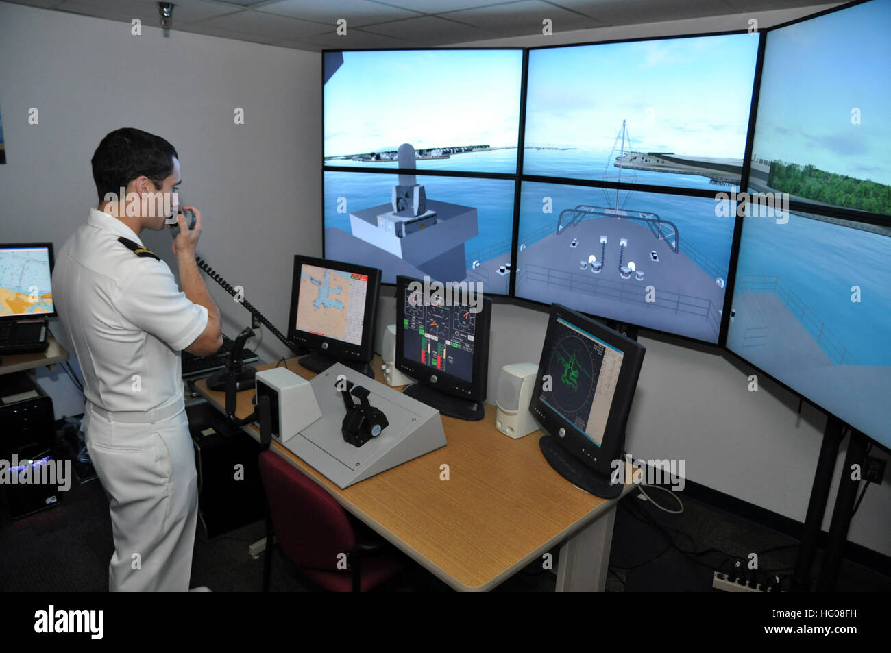 111103-N-YX169-043 Port Canaveral, en Floride (nov. 3, 2011), l'étoile Jared Hickey, affecté à la station de transport amphibie USS Ponce (LPD 15), utilise un système de reconnaissance vocale à la commande une simulation virtuelle de Ponce de l'écoutille supérieure de la direction de l'environnement virtuel (COVE) Simulateur de navire au bureau de développement formateur Naval Air Warfare Center Testing Systems Division (NAWCTSD) lors d'une visite par le navire à Port Canaveral, en Floride, dans le cadre d'une sensibilisation de la Marine. L'anse peut être programmé pour reproduire tout type de navire dans la marine avec toute les conditions environnementales, permettant aux agents de manoeuvre à la pratique s Banque D'Images