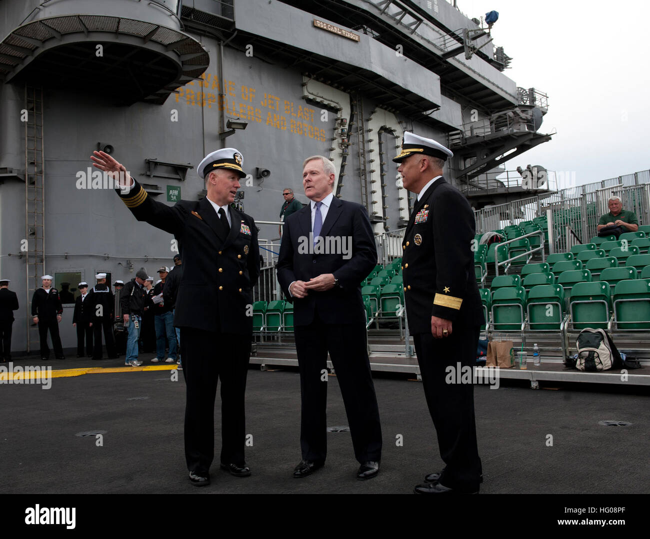 111110-N-DR144-205 SAN DIEGO (nov. 10, 2011) Commandant Le capitaine Bruce H. Lindsey, gauche, et commandant le groupe, 1 Arrière Adm. Samuel Perez, droite, parler avec le secrétaire à la Marine (SECNAV) l'honorable Ray Maybus qu'il visite l'arène de basket-ball à bord du porte-avions de classe Nimitz USS Carl Vinson (CVN 70). Carl Vinson est l'hôte de la Michigan State Spartans et l'Université de Caroline du Tar Heels pour la séance inaugurale de Quicken Loans Carrier Classic jeu de basket-ball sur Veteran's Day, le 11 novembre. (U.S. Photo par marine Spécialiste de la communication de masse 2e classe James R. Evans/Relea Banque D'Images