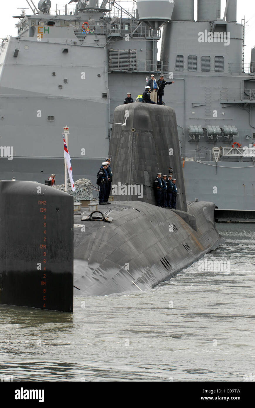 111128-N-NK458-054 NORFOLK (nov. 28, 2011) Les marins à bord de sous-marins de la Royal Navy, le HMS Astute (S119) en formation à l'endroit que le navire est manoeuvré en position dès l'arrivée de Naval Station Norfolk. Astute est le premier d'une nouvelle classe de sous-marins nucléaires britanniques qui établit la norme pour la Royal Navy en termes d'armes, de la charge des installations de communication et la furtivité. Mis en service le 27 août 2010, les 323 pieds, 7 400 tonnes de sous-marin est doté d'un équipage de 98 officiers et hommes de troupes, et peut voyager à des vitesses de 29 noeuds pendant plus submergé. (U.S. Photo de la marine par la communication de masse Banque D'Images