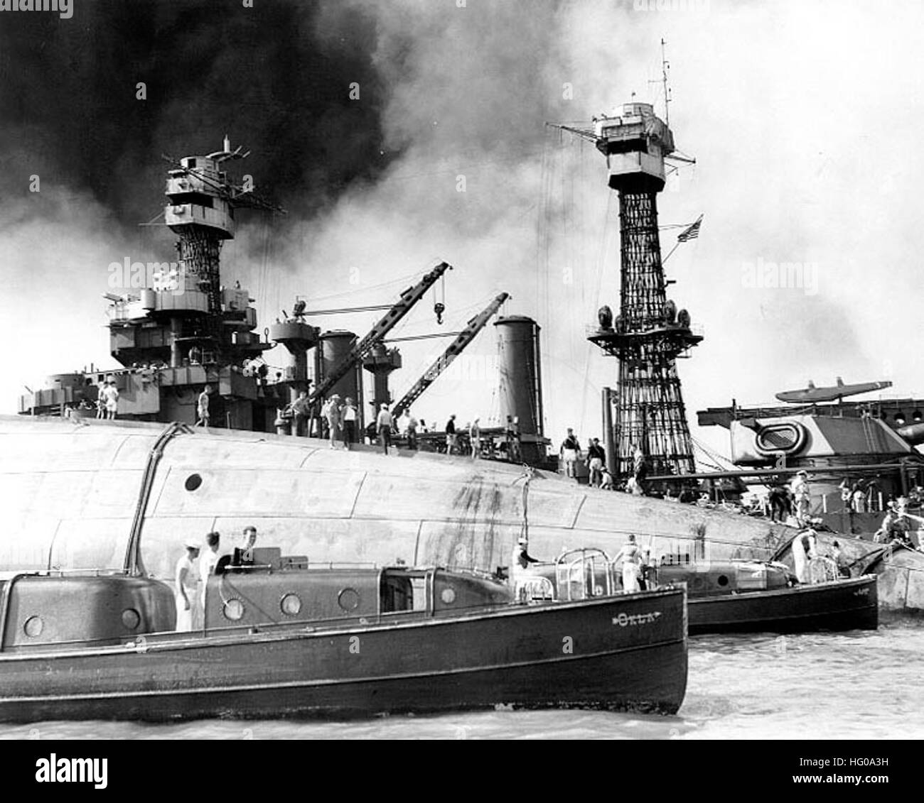 111201-O-ZZ999-001 (déc. 1, 2011) les équipes de sauvetage wok sur la coque renversée de la tonne 29 000 Navire de guerre USS Oklahoma (BB 37) Le 8 décembre 1941. Le navire a chaviré après avoir été soufflé par l'aviation japonaise le 7 décembre 1941. Des trous ont été brûlées à travers la coque pour permettre le sauvetage de certains des hommes pris au piège ci-dessous. (Photo gracieuseté de bibliothèque du Congrès archives) US Navy 111201-O-ZZ999-001 8 décembre 1941 image historique de Pearl Harbor Banque D'Images