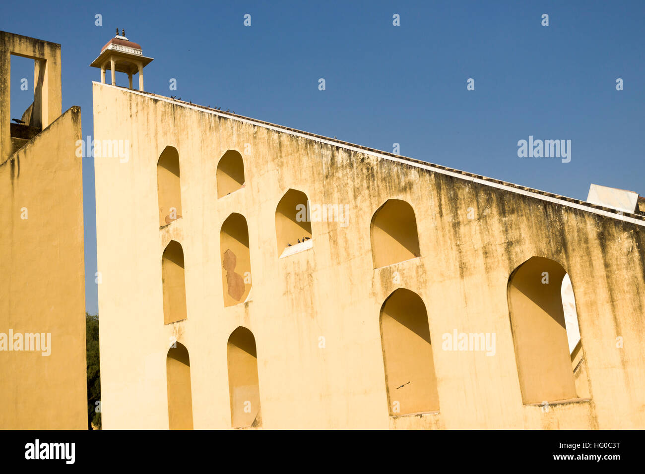 Le Jantar Mantar structures sont un ara ararauna. Jaipur, Rajasthan. L'Inde Banque D'Images