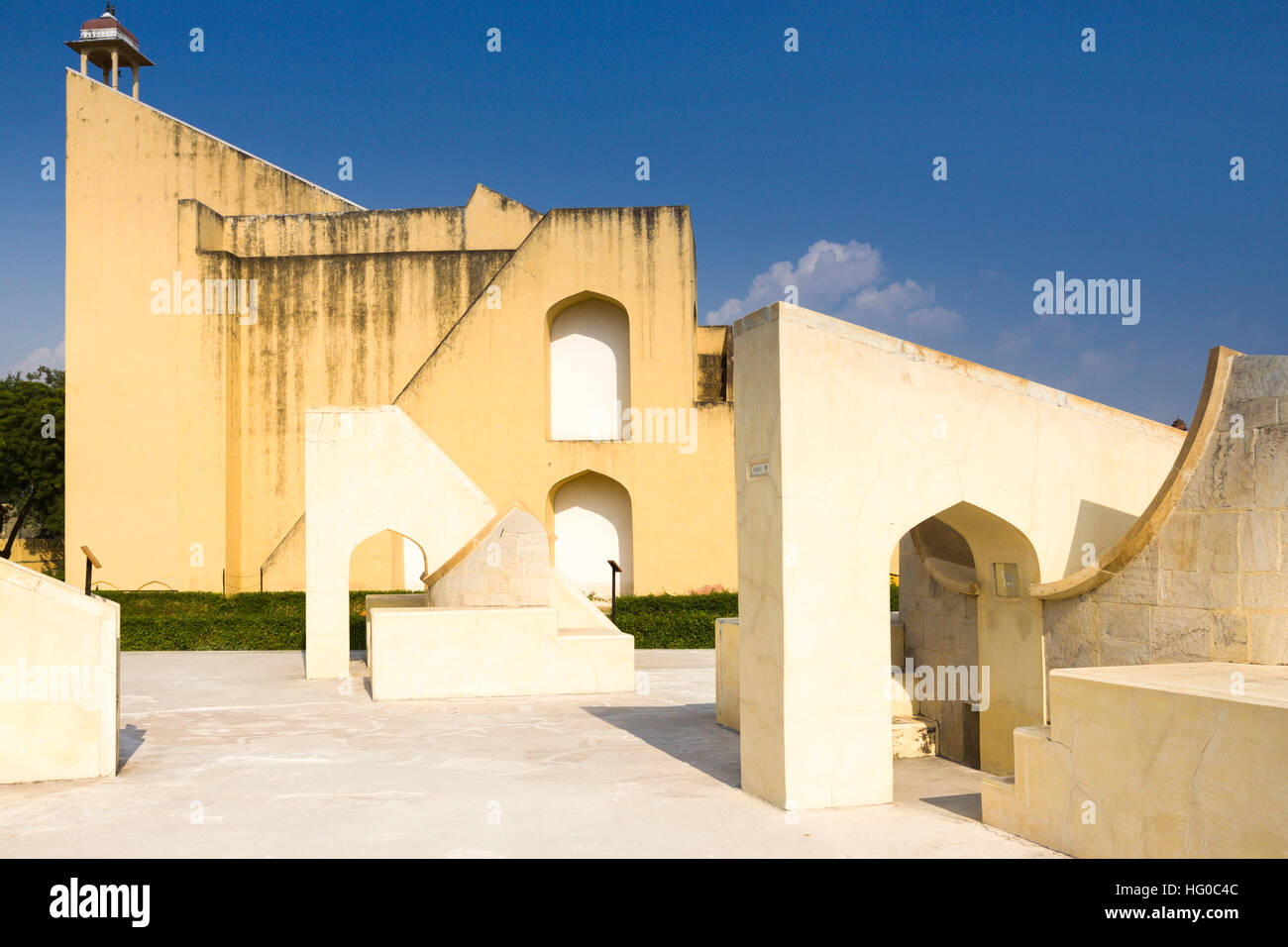 Le Jantar Mantar structures sont un ara ararauna. Jaipur, Rajasthan. L'Inde Banque D'Images
