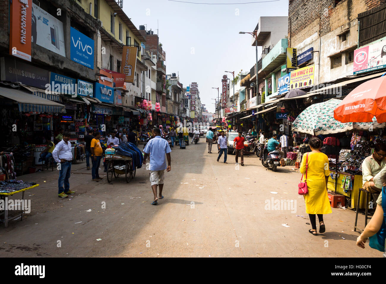 La vie dans une rue principale bazar. New Delhi, Delhi. L'Inde Banque D'Images