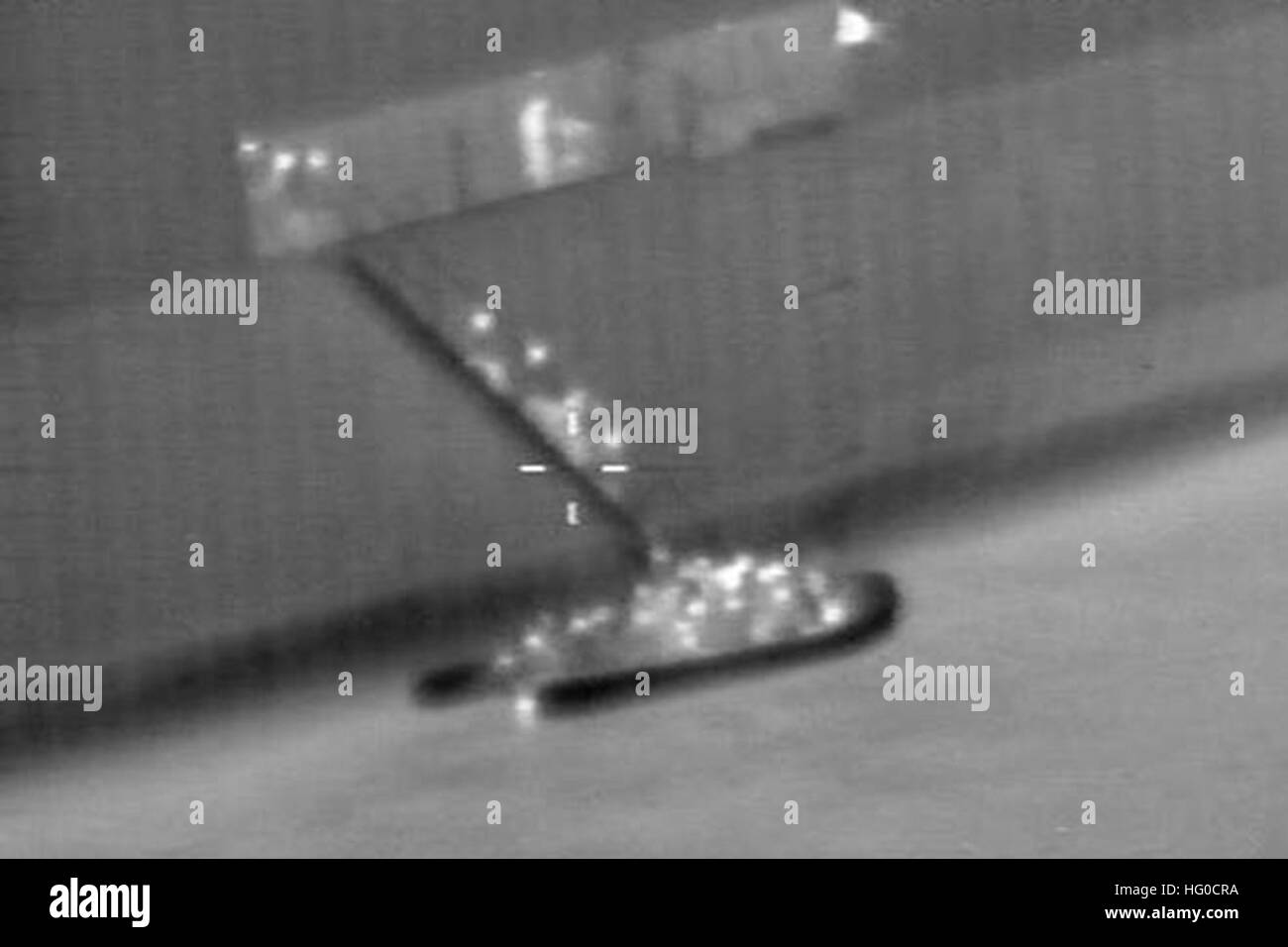 120115-N-ZZ999-006 NAPLES, ITALIE (janv. 15, 2012) l'équipage d'un Marine américain d'avions de patrouille maritime P3 affecté à l'Escadron de patrouille 47, opérant à partir de la base aéronavale de Sigonella, en Sicile, a aidé environ 68 migrants somaliens au large de la côte de Malte. Le P-C équipage fourni un kit 'AR' contenant de l'eau, la nourriture, et les torches ; communiquer avec les coordonnateurs de recherche et sauvetage maltais ; et salué les navires à proximité de prêter de l'aide supplémentaire.Le battant pavillon panaméen, M/V Vérone, a sauvé les 65 personnes, puis les ont remis à un patrouilleur maltais. (U.S. Photo/marine) Parution US Navy 120115-N-ZZ999-006 Soma Banque D'Images