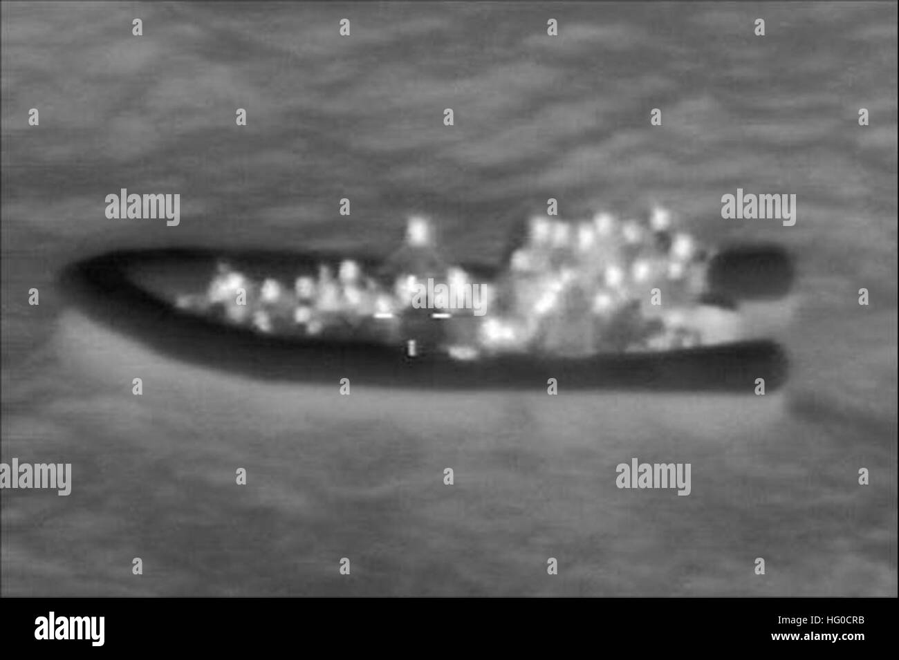 120115-N-ZZ999-001 NAPLES, ITALIE (janv. 15, 2012) l'équipage d'un Marine américain d'avions de patrouille maritime P3 affecté à l'Escadron de patrouille 47, opérant à partir de la base aéronavale de Sigonella, en Sicile, a aidé environ 68 migrants somaliens au large de la côte de Malte. Le P-C équipage fourni un kit 'AR' contenant de l'eau, la nourriture, et les torches ; communiquer avec les coordonnateurs de recherche et sauvetage maltais ; et salué les navires à proximité de prêter de l'aide supplémentaire.Le battant pavillon panaméen, M/V Vérone, a sauvé les 65 personnes, puis les ont remis à un patrouilleur maltais. (U.S. Photo/marine) Parution US Navy 120115-N-ZZ999-001 Soma Banque D'Images