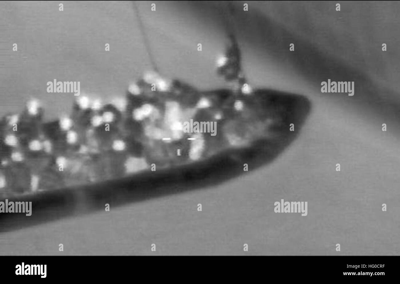 120115-N-ZZ999-005 NAPLES, ITALIE (janv. 15, 2012) l'équipage d'un Marine américain d'avions de patrouille maritime P3 affecté à l'Escadron de patrouille 47, opérant à partir de la base aéronavale de Sigonella, en Sicile, a aidé environ 68 migrants somaliens au large de la côte de Malte. Le P-C équipage fourni un kit 'AR' contenant de l'eau, la nourriture, et les torches ; communiquer avec les coordonnateurs de recherche et sauvetage maltais ; et salué les navires à proximité de prêter de l'aide supplémentaire.Le battant pavillon panaméen, M/V Vérone, a sauvé les 65 personnes, puis les ont remis à un patrouilleur maltais. (U.S. Photo/marine) Parution US Navy 120115-N-ZZ999-005 Soma Banque D'Images