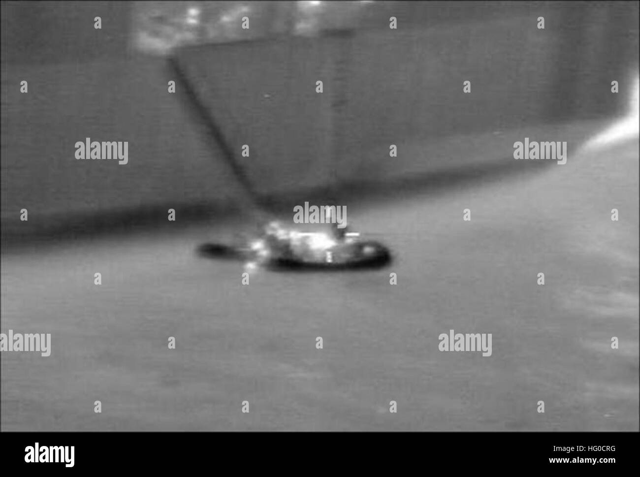 120115-N-ZZ999-007 NAPLES, ITALIE (janv. 15, 2012) l'équipage d'un Marine américain d'avions de patrouille maritime P3 affecté à l'Escadron de patrouille 47, opérant à partir de la base aéronavale de Sigonella, en Sicile, a aidé environ 68 migrants somaliens au large de la côte de Malte. Le P-C équipage fourni un kit 'AR' contenant de l'eau, la nourriture, et les torches ; communiquer avec les coordonnateurs de recherche et sauvetage maltais ; et salué les navires à proximité de prêter de l'aide supplémentaire.Le battant pavillon panaméen, M/V Vérone, a sauvé les 65 personnes, puis les ont remis à un patrouilleur maltais. (U.S. Photo/marine) Parution US Navy 120115-N-ZZ999-007 Soma Banque D'Images