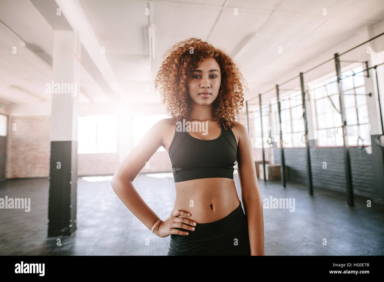 Portrait de femme africaine déterminée inscrite au sport. Belle noire dans les vêtements de sport dans healthclub. Banque D'Images