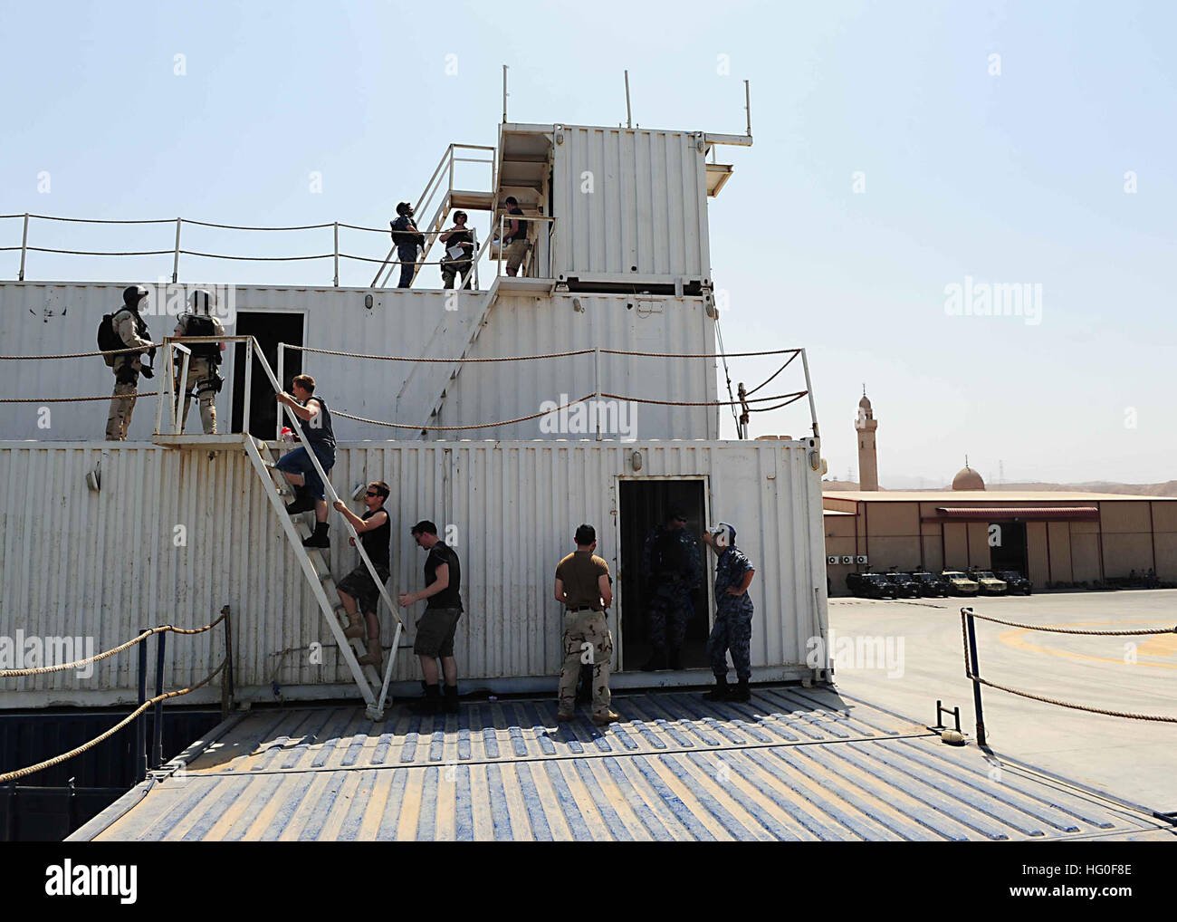 Royal Jordanian marine marins et membres de la visite, un conseil, une équipe de recherche et de saisie à bord du navire de débarquement quai amphibie USS Gunston Hall (LSD 44) participer à un exercice d'embarquement bilatérales durant 2012 lion avide dans le port d'Aqaba, Jordanie, le 13 mai 2012. Désireux Lion est un commandement central des États-Unis-dirigé sur le thème de la guerre irrégulière, l'accent sur l'exercice des missions aux États-Unis et ses partenaires de coalition pourrait effectuer à l'appui des opérations de contingence. (U.S. Photo par marine Spécialiste de la communication de masse de la classe 3ème Jonathan Sunderman/relâché), USS Gunston Hall participe à la hâte Li Banque D'Images