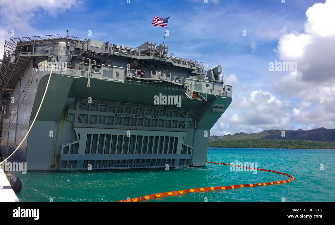 L'avant-déployé d'assaut amphibie USS Bonhomme Richard (DG 6) est mouillée pierside Base navale à Guam pour un service au port. Bonhomme Richard, commandé par le Capitaine Daniel Dusek, est le premier navire de la seule l'avant-déployée groupe amphibie et est actuellement dans la 7e flotte zone d'opérations. USS Bonhomme Richard 120927-N-KO563-003 Banque D'Images