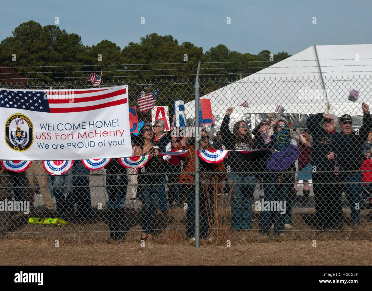 Les membres de la famille d'attendre pour les marins à bord de navire de débarquement quai amphibie USS Fort McHenry (LSD 43) pour retourner d'un déploiement prévu pour la sixième flotte américaine zone de responsabilité des opérations de sécurité maritime et les efforts de coopération en matière de sécurité dans le théâtre. (U.S. Photo par marine Spécialiste de la communication de masse 2e classe Scott Pittman/relâché), USS Fort McHenry, homecoming 121130-N-FI736-043 Banque D'Images