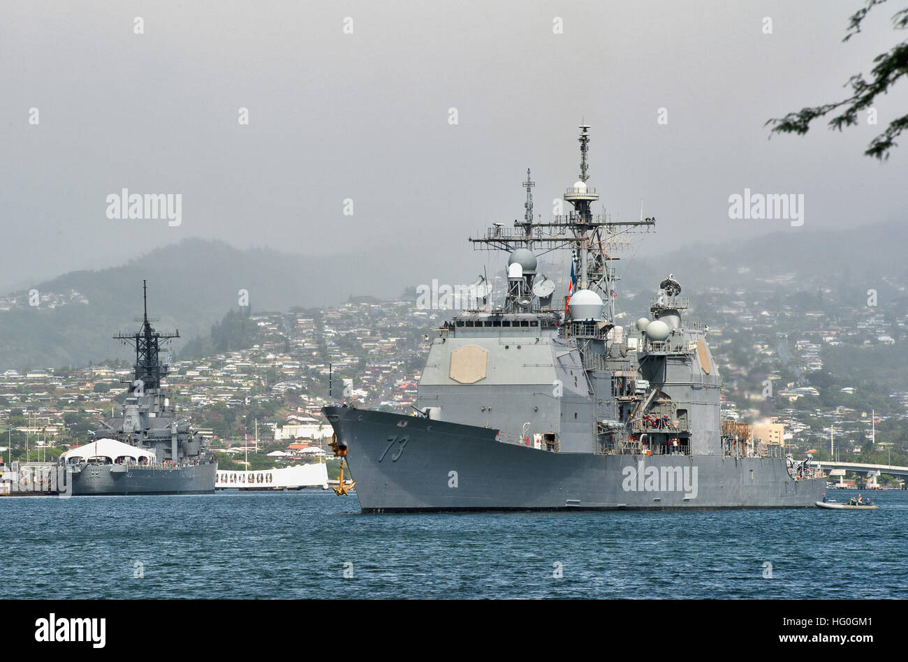 PEARL HARBOR (fév. 11, 2013) Le croiseur lance-missiles USS Port Royal (CG 73) passe par l'USS Arizona et mémoriaux USS Missouri comme elle diffère d'une base commune Pearl Harbor-Hickam à participer à la lutte anti-sous-marine théâtre phase du Cours de commandant de sous-marins et d'exercice de groupe. L'exercice devrait avoir lieu au large de la côte d'Oahu. (U.S. Photo par marine Spécialiste de la communication de masse 3 Classe Diana Quinlan/libérés) 130211-N-WF272-049 http://www.facebook.com/USNavy http://www.twitter.com/USNavy la conversation Inscrivez-vous http://navylive.dodlive.mil USS Port Royal passe le Banque D'Images