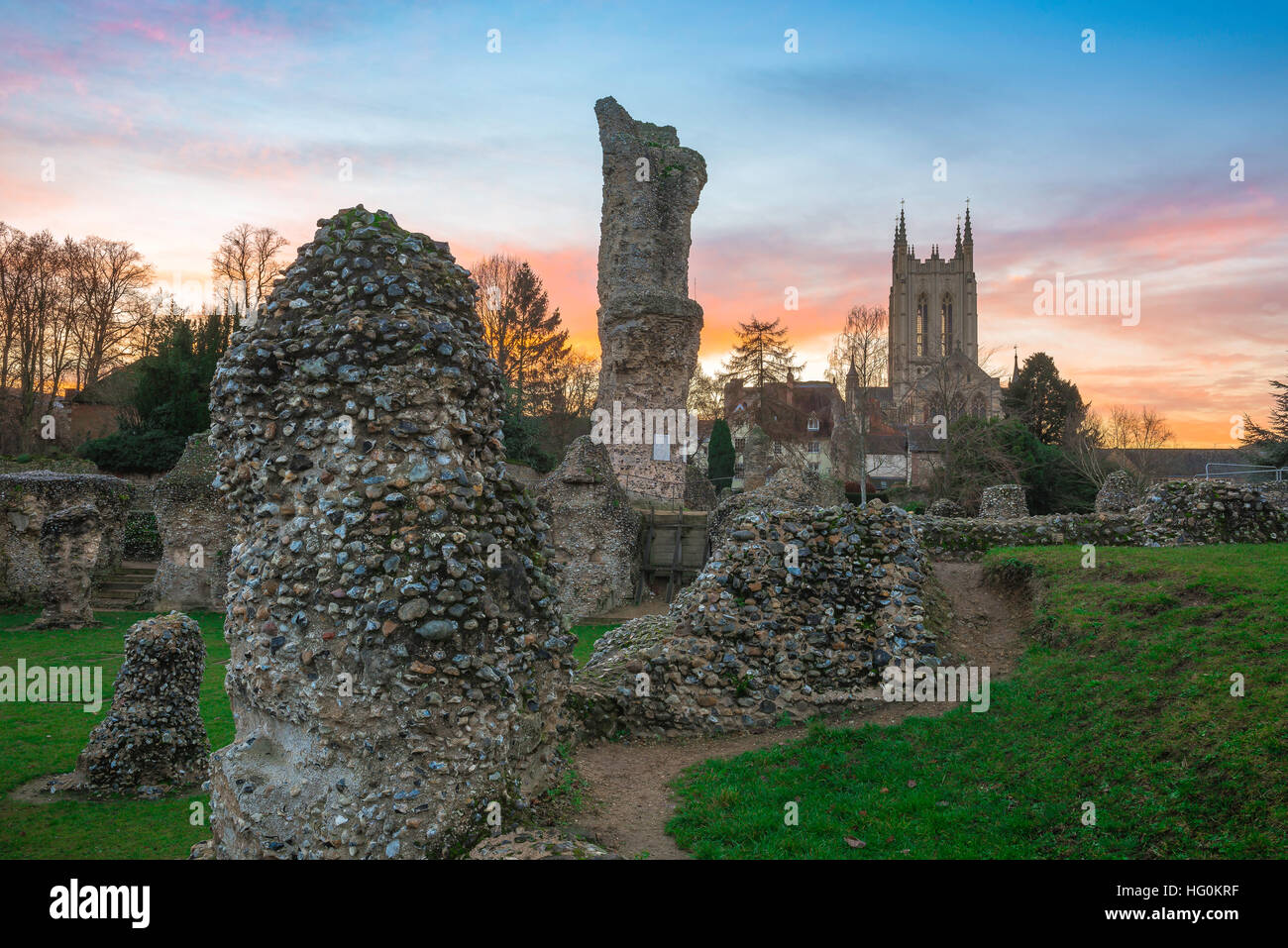 Jardins de l'abbaye de Saint-Edmunds, vue sur la cathédrale Saint-Edmundsbury et les ruines de l'abbaye médiévale de Bury St Edmunds, Suffolk. Banque D'Images