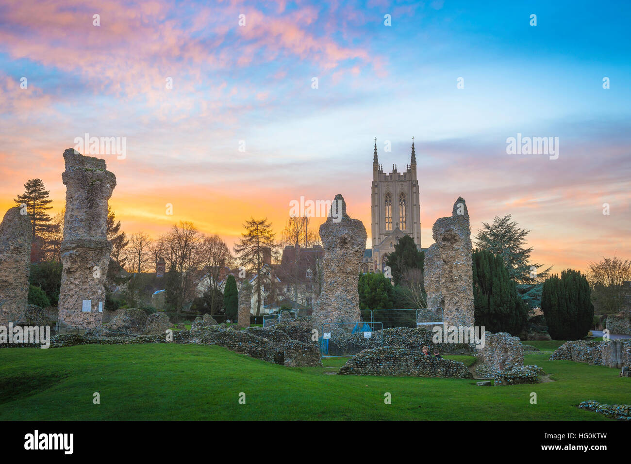 Jardins de l'abbaye de Saint-Edmunds, vue au crépuscule de la cathédrale et des ruines de l'abbaye médiévale de Bury St Edmunds, Suffolk, Royaume-Uni Banque D'Images