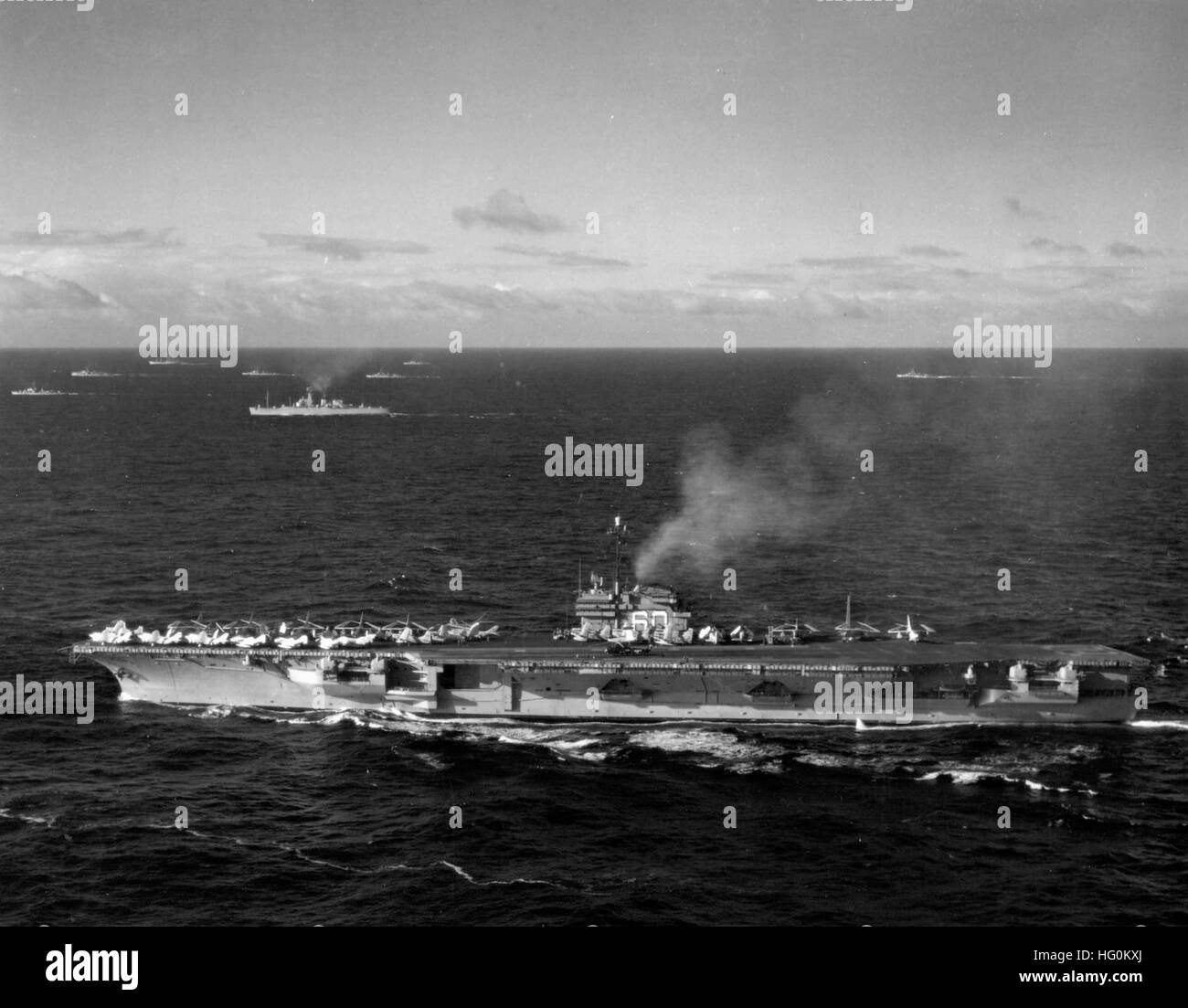USS Saratoga (CVA-60) et Northampton (CLC-1) au cours de l'OP Strikeback 1957 Banque D'Images