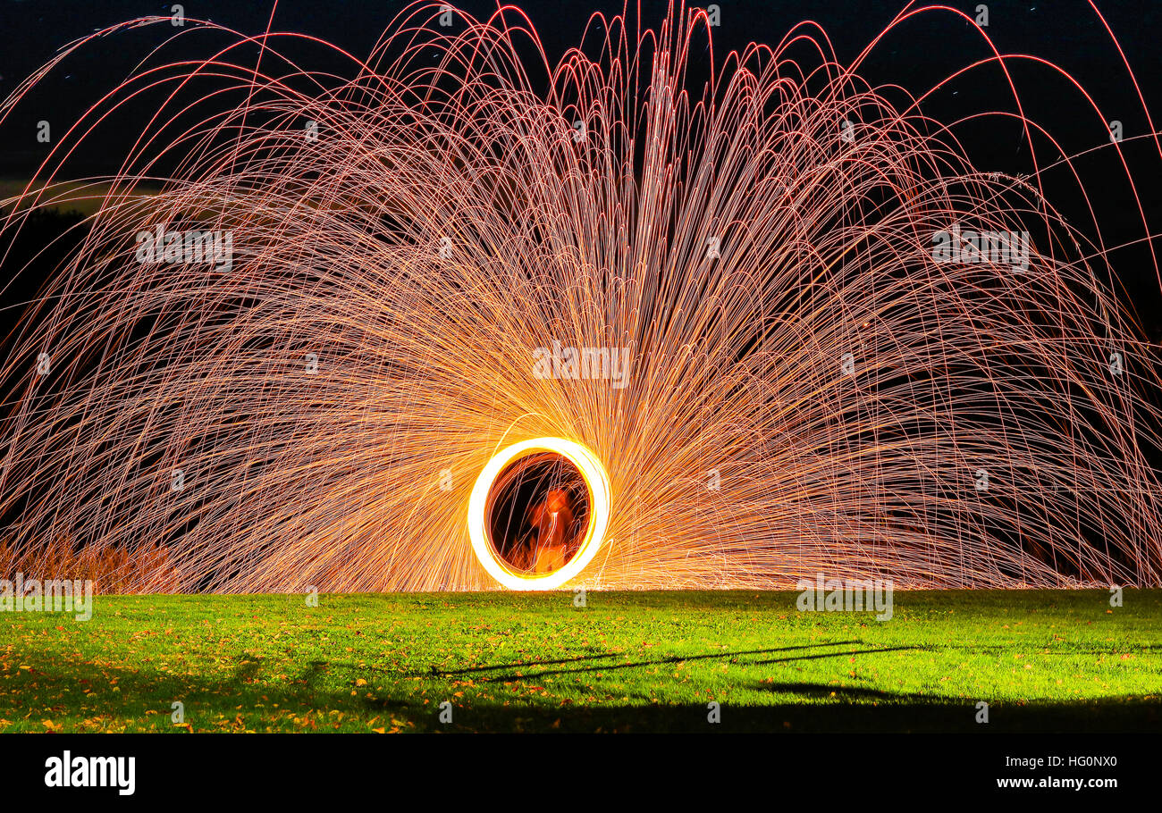 Light painting avec de la laine d'acier sur le feu Banque D'Images