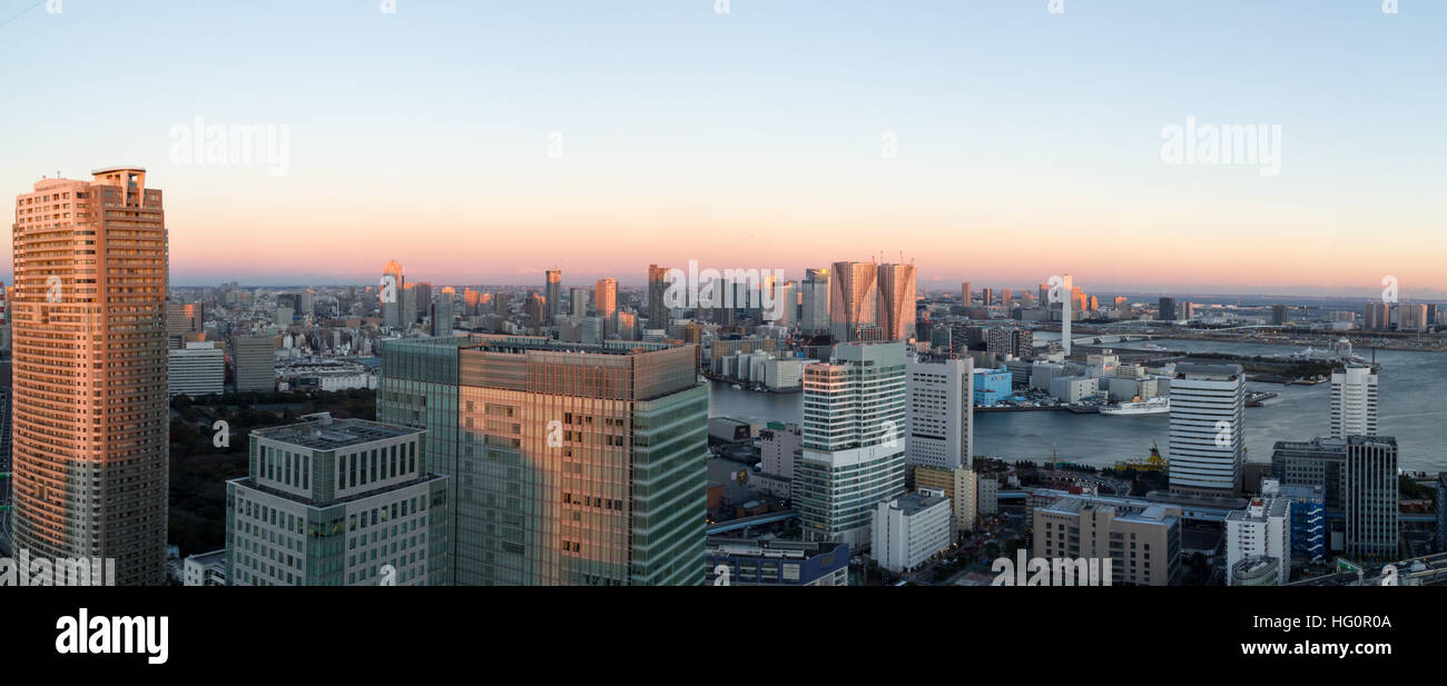 Tokyo, Japon - 18 décembre 2014 : vue panoramique sur Tokyo skyline avec harbour pendant le coucher du soleil Banque D'Images