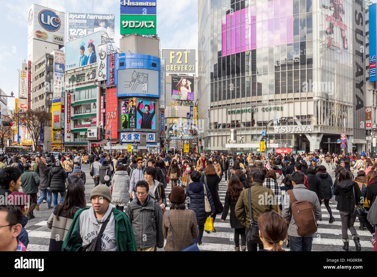 Tokyo, Japon - 21 décembre 2014 : les gens marcher sur le célèbre croisement de Shibuya à Tokyo Banque D'Images