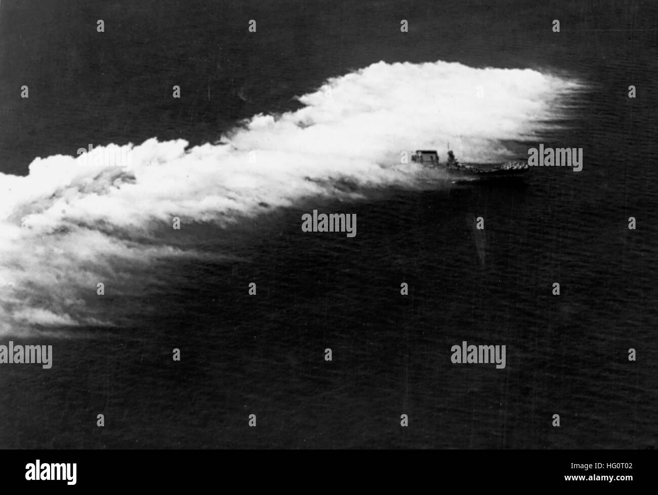 USS Lexington (CV-2) traverse l'écran de fumée 1929 Banque D'Images