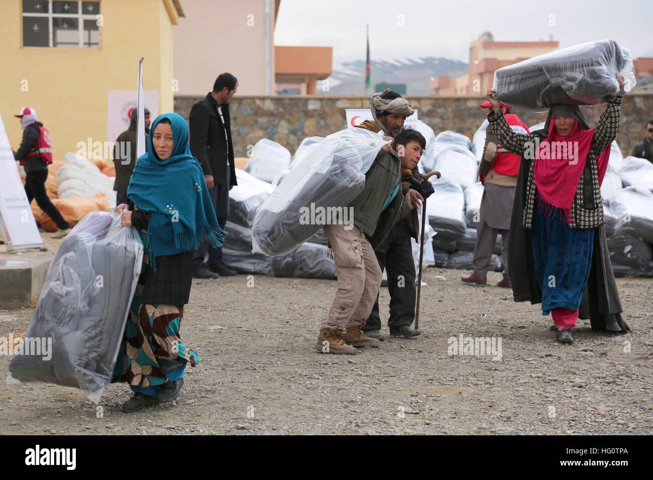 Bamyan, en Afghanistan. 2 Jan, 2017. Les gens reçoivent l'aide d'urgence dans la province de Bamyan, en Afghanistan, le 2 janvier 2017. Le gouvernement afghan et les organismes d'aide ont accéléré leurs efforts pour aider les gens à travers le pays pour l'hiver. © Latif Azimi/Xinhua/Alamy Live News Banque D'Images