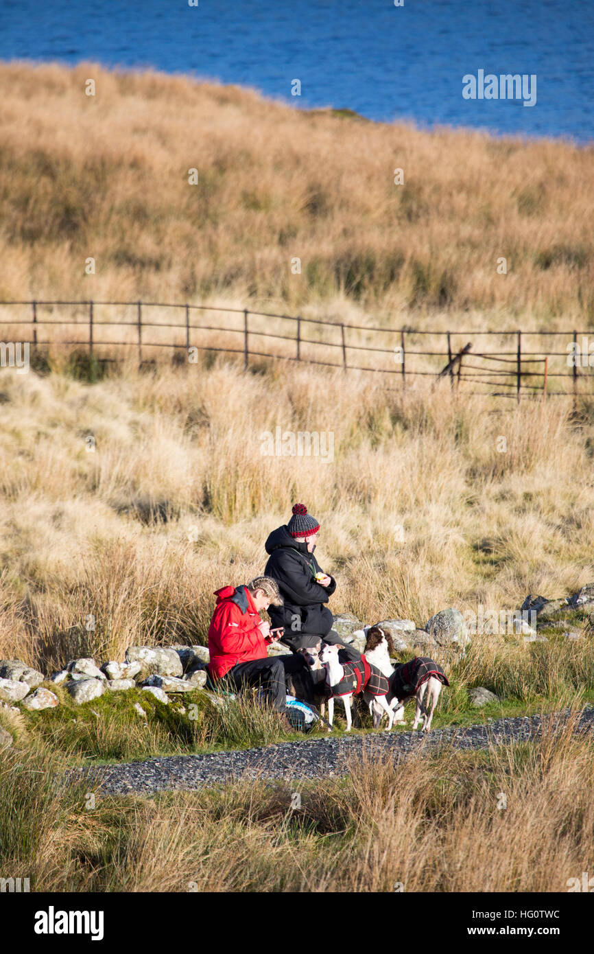 Les promeneurs appréciant la fraîcheur de l'air froid sur Alwen réservoir, comté de Conwy, au nord du Pays de Galles Banque D'Images