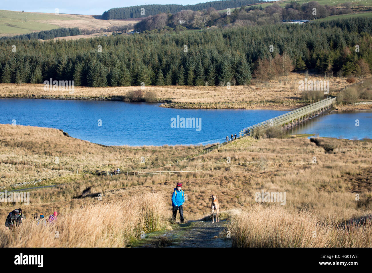 Les promeneurs appréciant la fraîcheur de l'air froid sur Alwen réservoir, comté de Conwy, au nord du Pays de Galles Banque D'Images