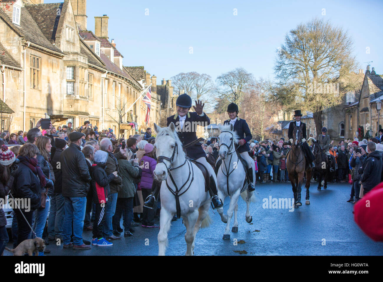 Chipping Campden, Gloucestershire, Royaume-Uni. 2 janvier, 2017. New Years Day Fox Hunt est accueilli par des foules en Chipping Camden High Street, en Angleterre. Martin berry@alamy live news. Banque D'Images