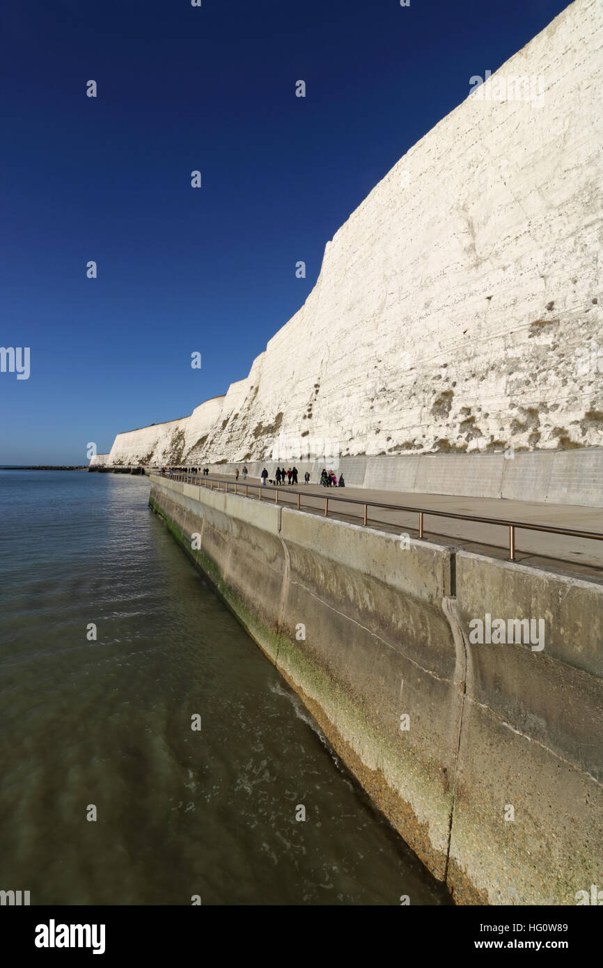 Rottingdean, East Sussex, UK. 2e janvier 2017. Ciel bleu au-dessus des falaises de craie en soleil sur la côte du Sussex sur la falaise en marche à Rottingdean. Credit : Julia Gavin UK/Alamy Live News Banque D'Images