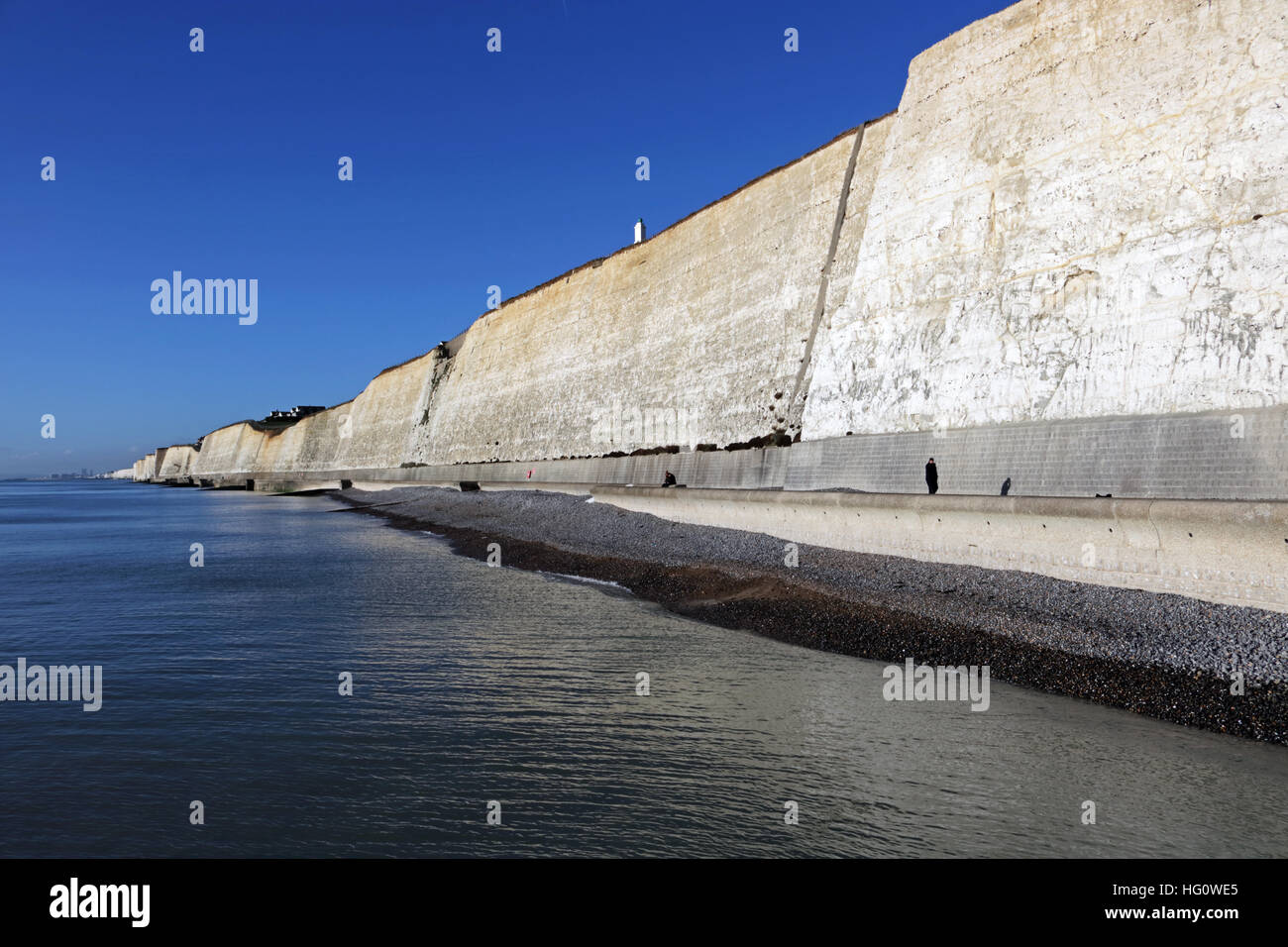 Peacehaven, East Sussex, UK. 2e janvier 2017. Sous la falaise à pied, avec des ciels bleus Peacehaven au-dessus des falaises de craie et mer calme baigné de soleil sur la côte du Sussex. Credit : Julia Gavin UK/Alamy Live News Banque D'Images