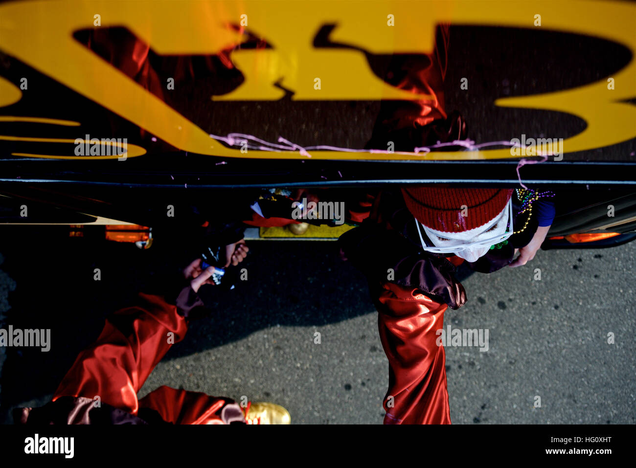 Philadelphia, États-Unis. 06Th Jan, 2017. Les mimes toss candy à partir d'un bus au cours de la 117e assemblée annuelle le jour de l'an Mummers Parade, à Philadelphie, PA, 1er janvier 2017. © Bastiaan Slabbers/Alamy Live News Banque D'Images