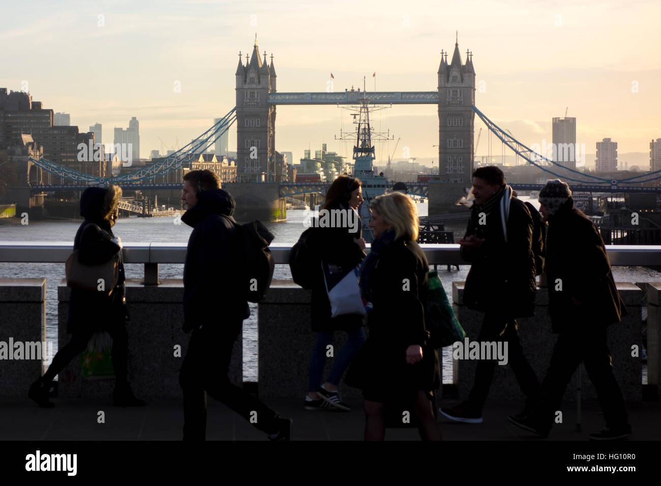 Londres, Royaume-Uni. 3 janvier, 2017. Les banlieusards de Londres retour au travail sur le pont de Londres ce matin, après la pause de Noël et Nouvel An. © CAMimage/Alamy Live News Banque D'Images