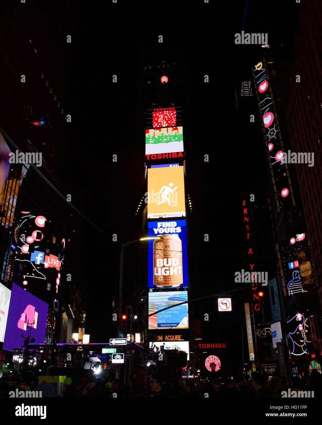 New York, NY, USA. 31 Dec, 2016. Atmosphère dehors et environ pour la célébrité Candids - New Year's Eve 2016, Times Square, New York, New York, NY Le 31 décembre 2016. © RCF/Everett Collection/Alamy Live News Banque D'Images