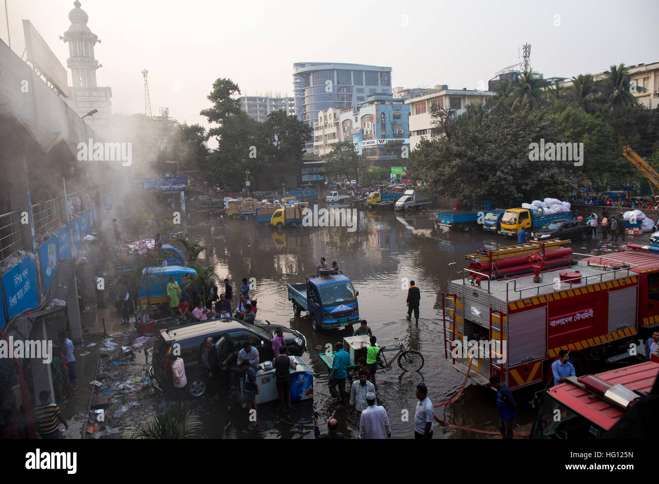 Dhaka, Bangladesh. 3 janvier, 2017. Feu de brûler dans des marchés de CDC à Dhaka Gulshan Bangladesh. Les gens épargnent leurs marchandises/biens et le service d'incendie est l'extinction de l'incendie. © Martijn Kruit/Alamy Live News Banque D'Images