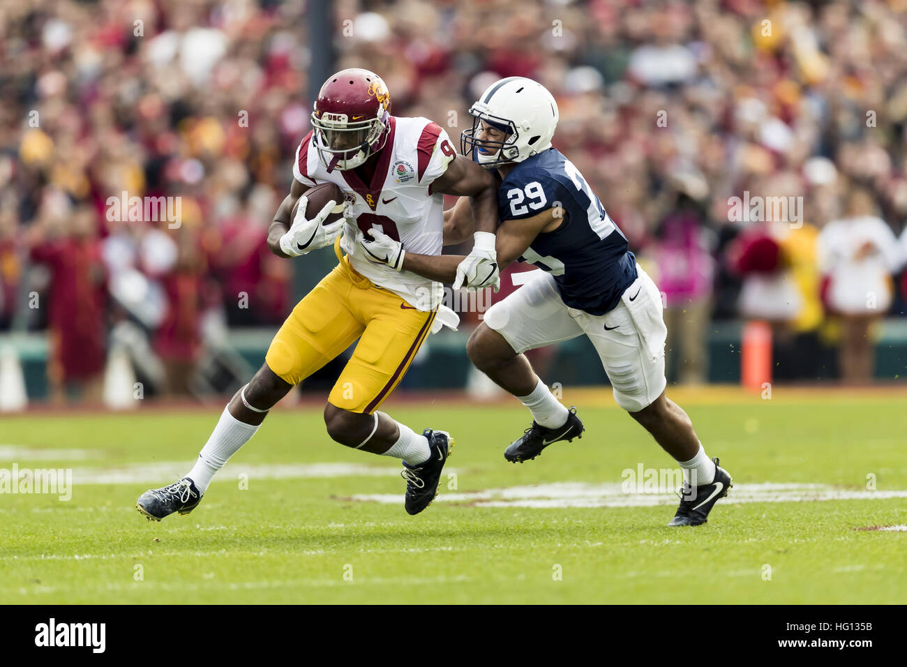 2 janvier 2017 - Californie, USA - USC arrière défensif Iman Marshall (8) exécute la balle tout en étant poursuivi par Penn State John évoluait Reid (29) dans la première moitié pendant le Rose Bowl Game entre Penn State Nittany Lions et Université de Californie du sud de Troie au Rose Bowl Stadium de Pasadena, Californie. L'USC a gagné 52-49. (Crédit Image : © Scott Taetsch via Zuma sur le fil) Banque D'Images
