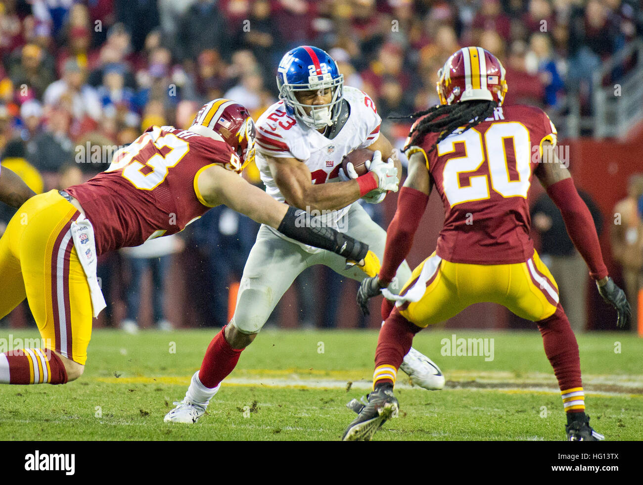 New York Giants running back Rashad Jennings (23) porte la balle dans la première moitié des mesures contre l'Redskins de Washington à FedEx Field à Landover, Maryland le Dimanche, Janvier 1, 2017. La défense sur le jeu sont à l'ailier défensif des Redskins de Washington Murphy Trent (93) et arrière défensif Greg Toler (20). Les Géants a gagné le match 19 - 10. Credit : Ron Sachs/CNP (restriction : NO New York ou le New Jersey Journaux ou journaux dans un rayon de 75 km de la ville de New York) - PAS DE SERVICE DE FIL- Foto : Ron Sachs/consolidé Nouvelles Photos/Ron Sachs - CNP Banque D'Images