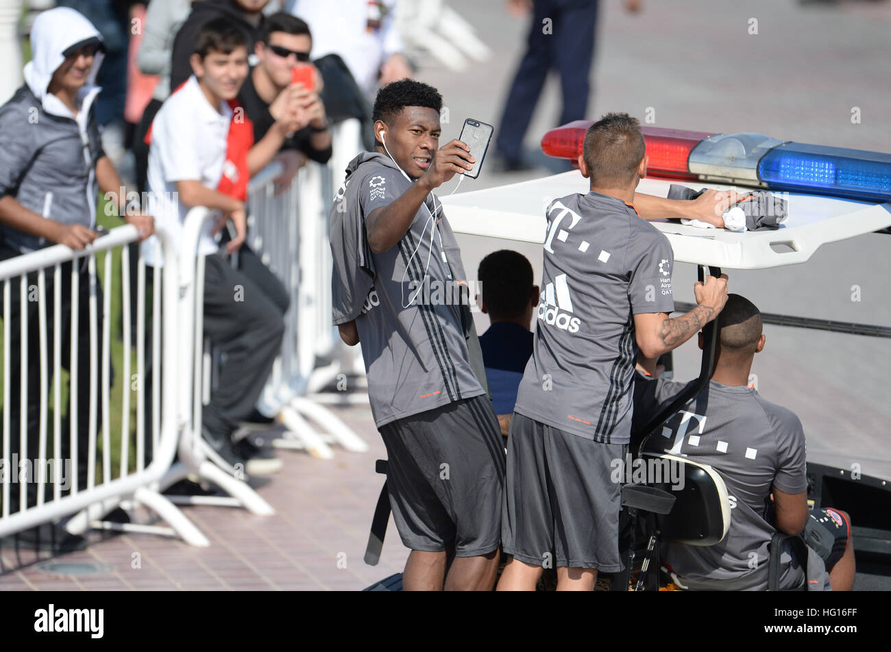 Doha, Qatar. 4 janvier, 2017. Le Bayern de Munich, David Alaba prend une photo qu'il conduit sur le domaine dans une voiturette de golf après la première session de formation à Doha, Qatar, le 4 janvier 2017. FC Bayern Munich se préparent pour la deuxième moitié de la saison à l'hiver à Doha du camp d'entraînement jusqu'à la 11.01.2017. Photo : Andreas Gebert/dpa/Alamy Live News Banque D'Images