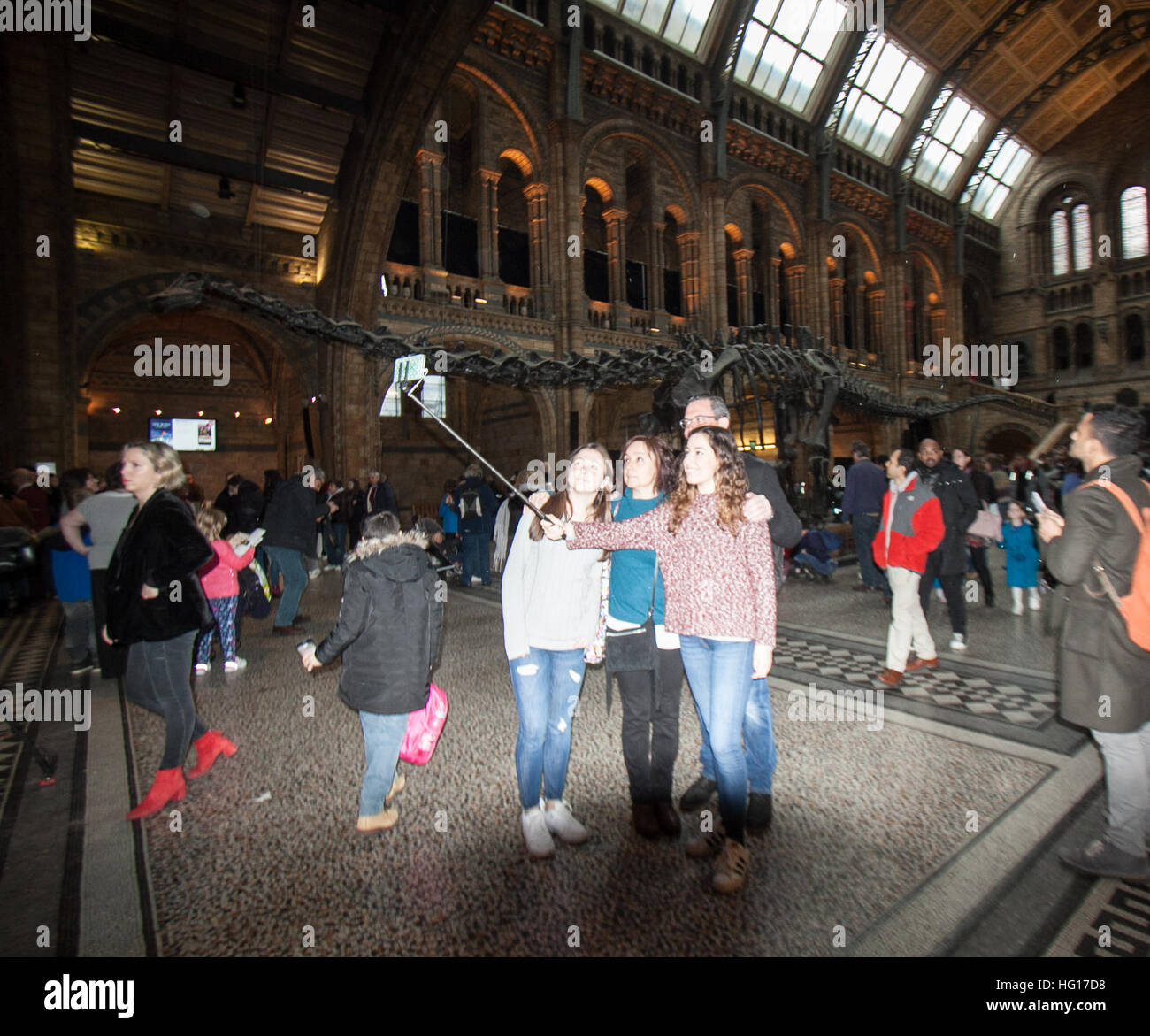 Londres, Royaume-Uni. 4 janvier, 2017. Les visiteurs prendre vos autoportraits au Natural History Museum de dinosaure Diplodocus Fofolle le dernier jour avant le squelette de dinosaure est pris en bas et part en tournée autour de la Grande-Bretagne © amer ghazzal/Alamy Live News Banque D'Images