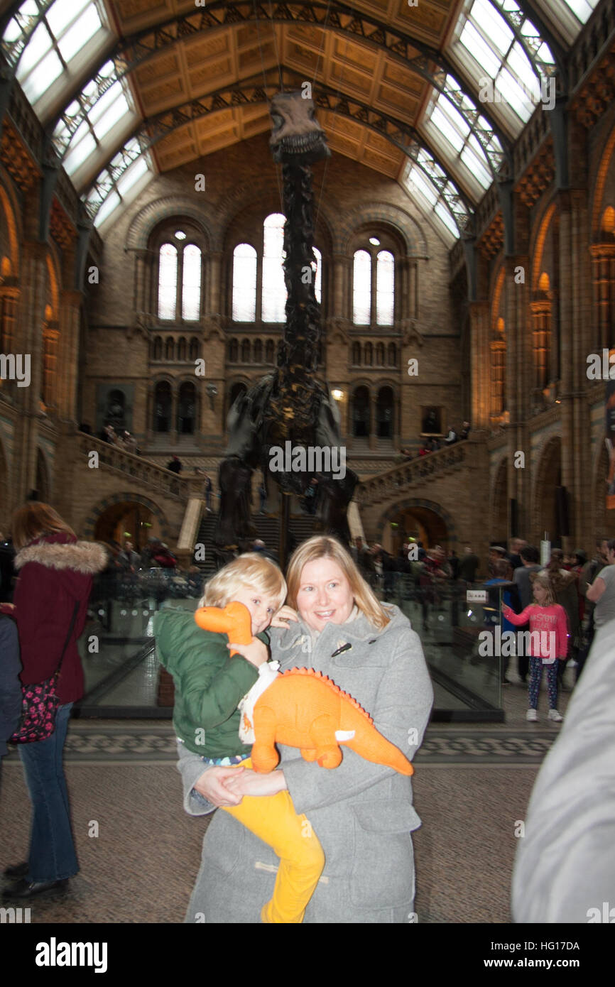 Londres, Royaume-Uni. 4 janvier, 2017. Les grandes foules au Musée d'Histoire Naturelle voir dinosaure Diplodocus Fofolle le dernier jour avant le squelette de dinosaure est pris en bas et part en tournée autour de la Grande-Bretagne © amer ghazzal/Alamy Live News Banque D'Images