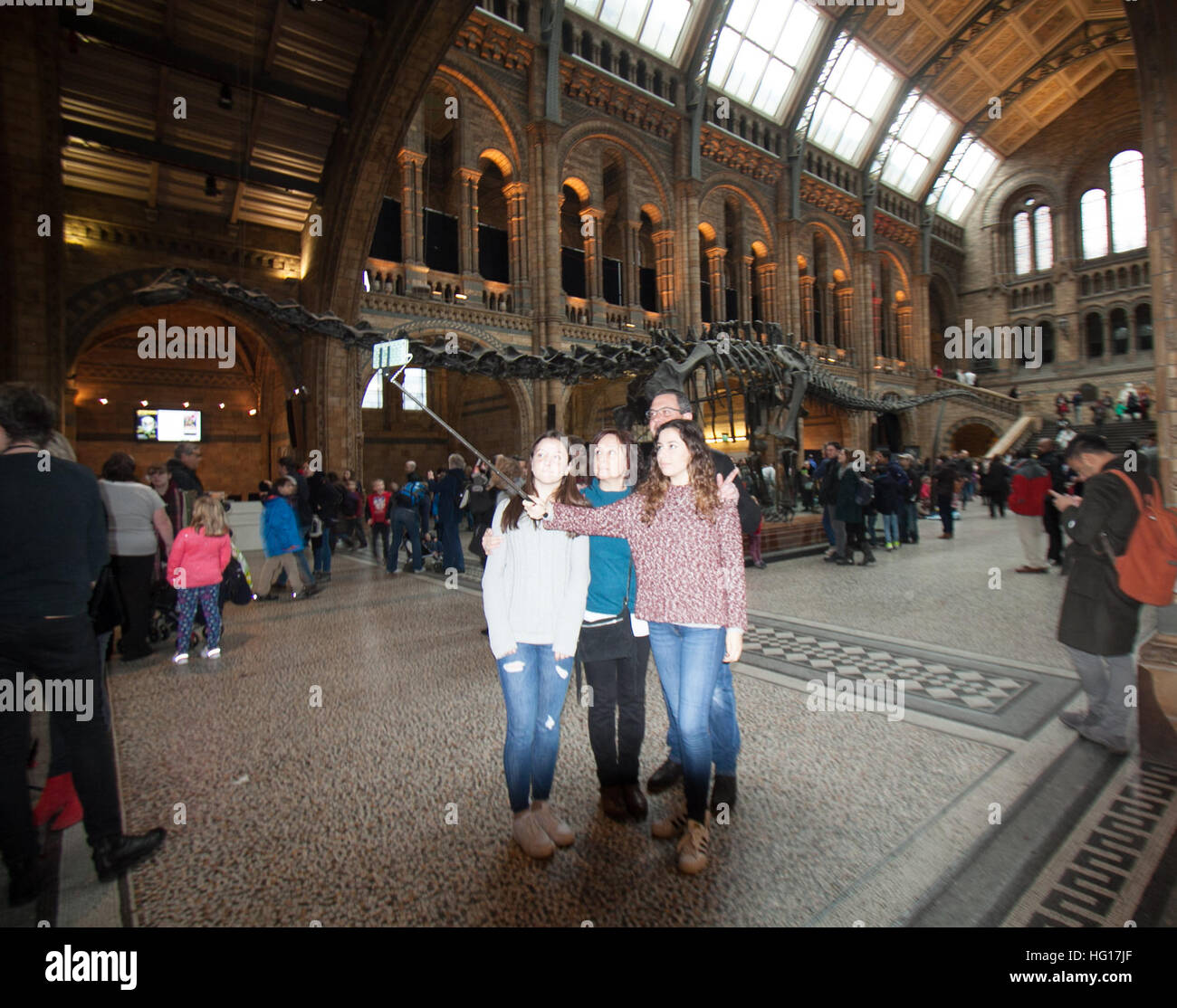 Londres, Royaume-Uni. 4 janvier, 2017. Les grandes foules au Musée d'Histoire Naturelle voir dinosaure Diplodocus Fofolle sur la dernière journée avant d'aller le squelette de dinosaure est pris en bas et part en tournée autour de la Grande-Bretagne © amer ghazzal/Alamy Live News Banque D'Images