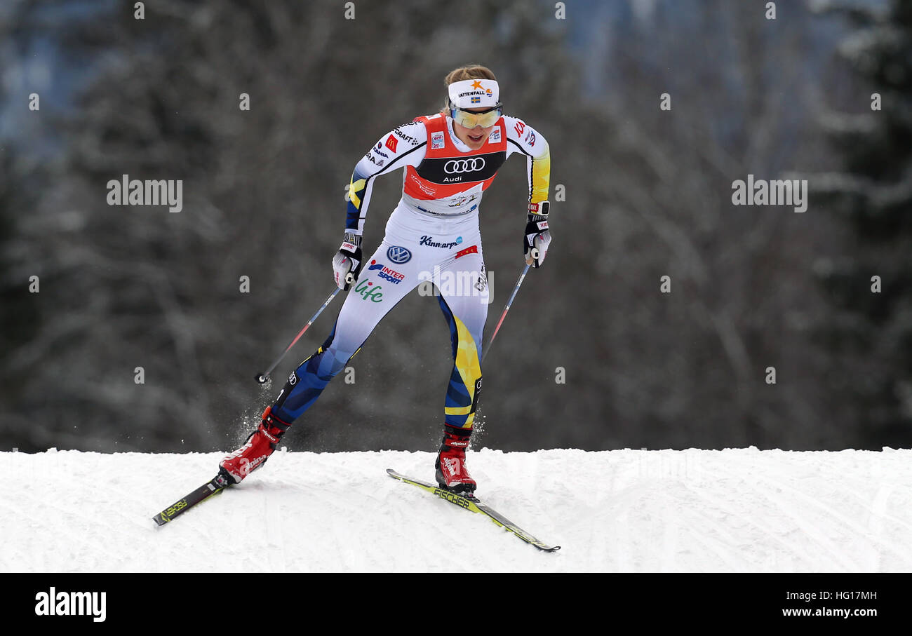 Oberstdorf, Allemagne. Jan 04, 2017. Premier prix Stina Nilsson de Suède les skis dans la poursuite au cours de la SIF Tour de Ski à Oberstdorf, Allemagne, 04 janvier 2017. Le Tour de ski se déroule le 03 et 04 janvier 2017 à Oberstdorf. Photo : Karl-Josef Opim/dpa/Alamy Live News Banque D'Images