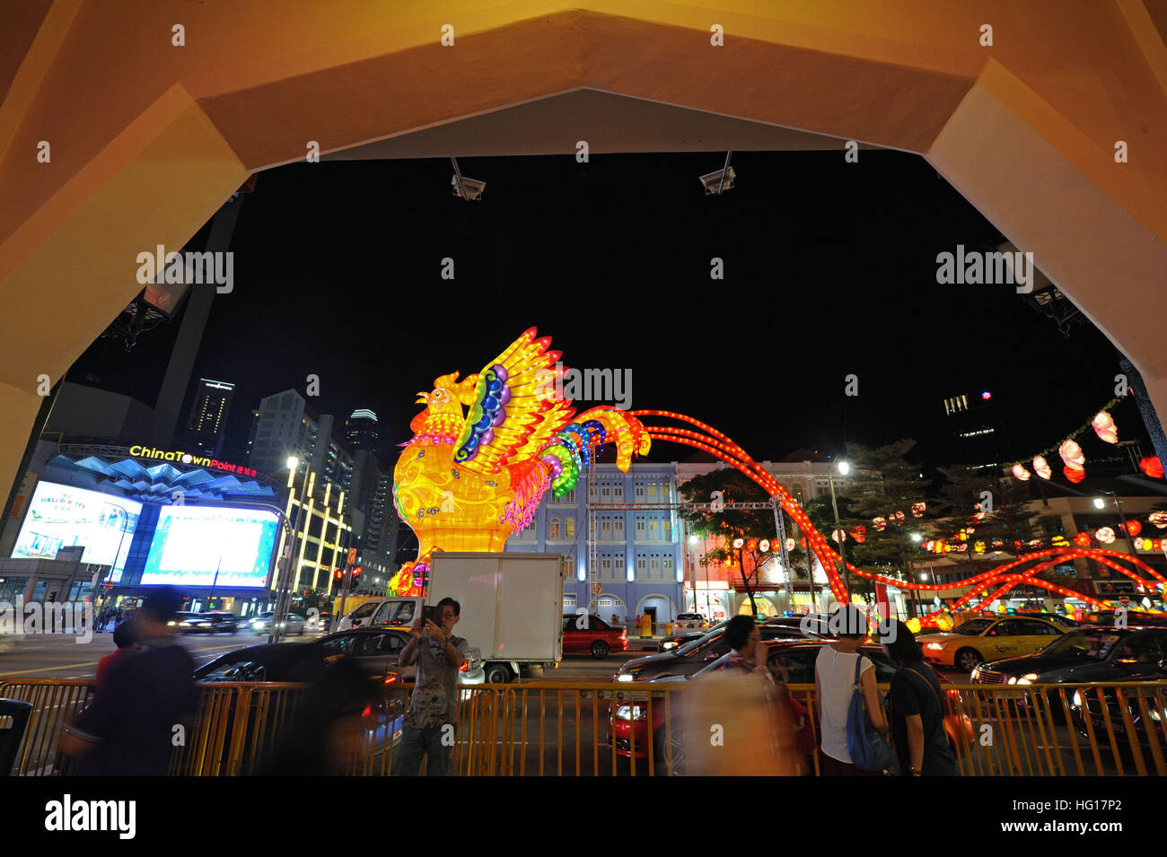 Chinatown, à Singapour. 4 janvier, 2017. Photo prise le 4 janvier 2017 montre qu'un géant golden rooster lanterne s'allume pour l'essai dans le quartier chinois de Singapour. Le quartier chinois de Singapour tiendra une cérémonie officielle à la lumière des lanternes du Nouvel An le 7 janvier pour la prochaine Nouvelle Année lunaire chinoise. © puis Chih Wey/Xinhua/Alamy Live News Banque D'Images