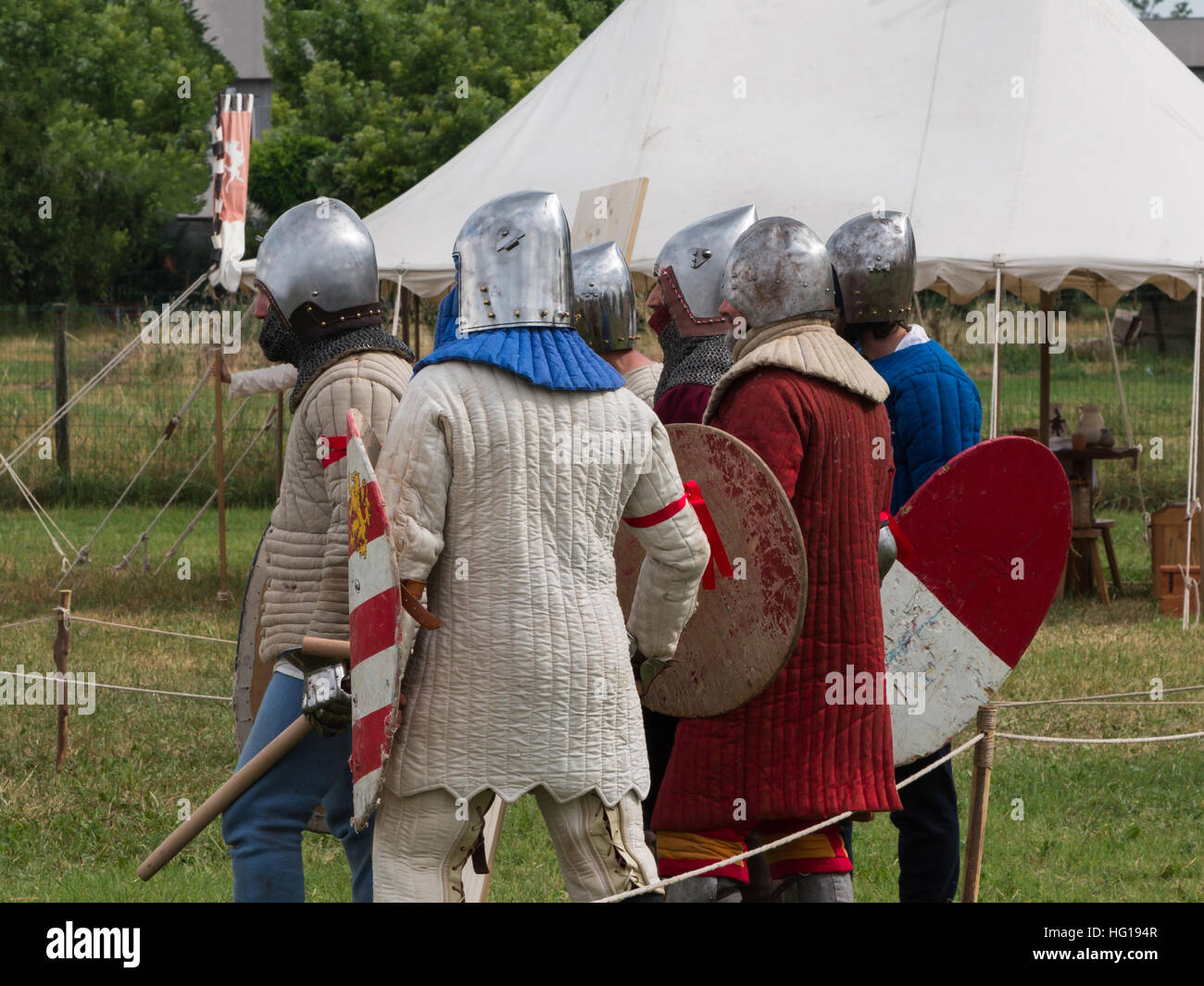 Groupe de chevaliers avec casques d'argent et d'écus au combat : la reconstruction de l'événement Médiéval Banque D'Images