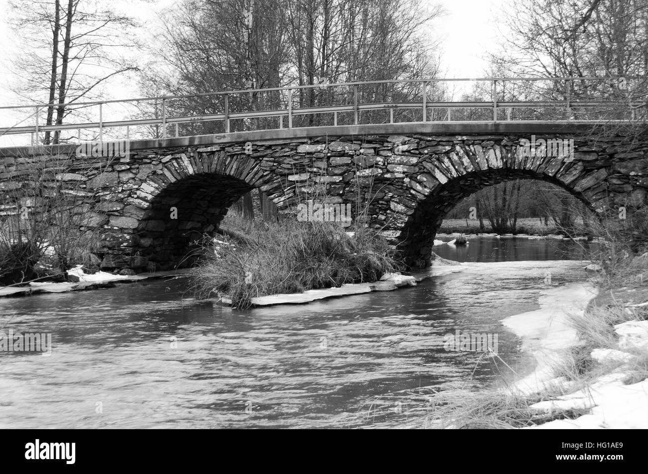 Au cours de la vieille stonebridge l'eau froide un jour gris au début du printemps Banque D'Images