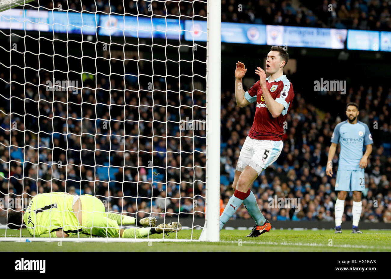 Burnley's Michael Keane abattu après une occasion manquée la Premier League match au stade Etihad, Manchester. Banque D'Images