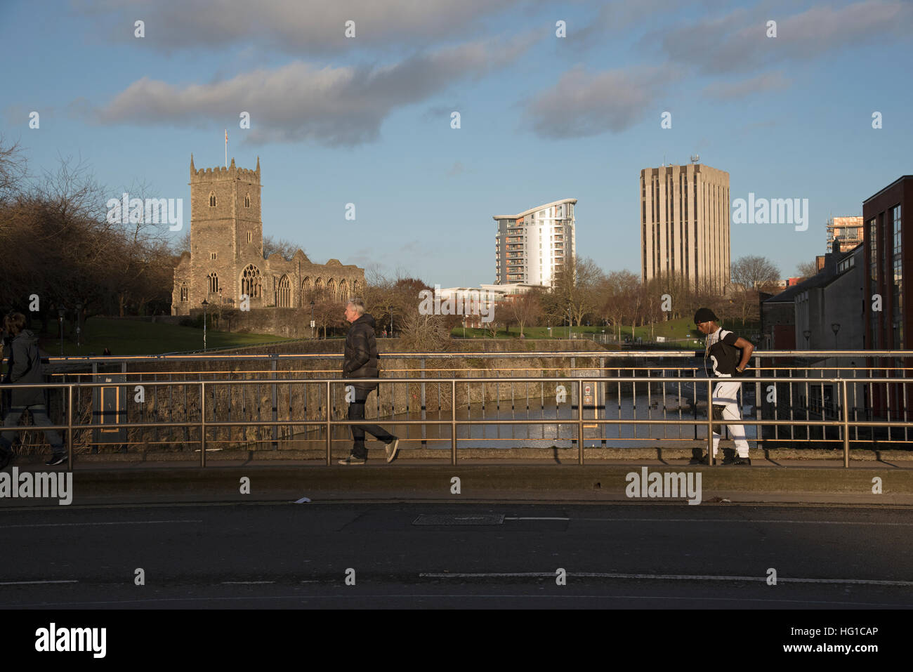 L'église St Pierre sur Parc du Château vu de Bristol Bridge dans le centre-ville, en Angleterre, Royaume-Uni Banque D'Images