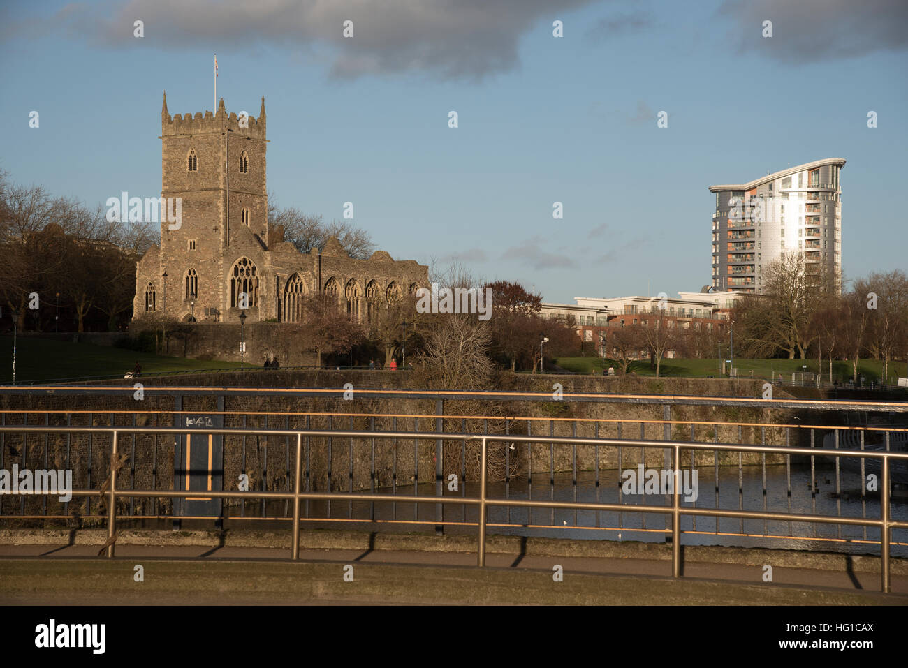 L'église St Pierre sur Parc du Château vu de Bristol Bridge dans le centre-ville, en Angleterre, Royaume-Uni Banque D'Images
